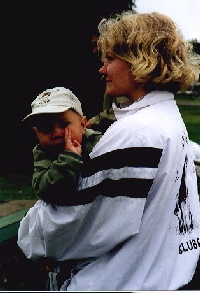 I armarna p&aring; moster Ania
f&ouml;rs&ouml;ker Rasmus viska n&aring;gonting utan
ord.