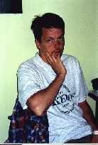 Micke funderar, djupt 
f&ouml;rsjunken i tankar.