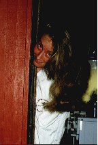 Kristina kikar fram vid sidan av
d&ouml;rrposten.