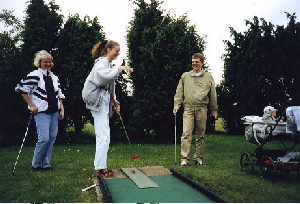 Ania lutar sig mot klubban 
samtidigt som Toini k&auml;nner av vindarna och
sp&auml;nningen som r&aring;der sedan Micke intagit 
ledningen.