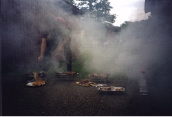 Tomas r&auml;ddar maten undan 
r&ouml;kmaskinerna.