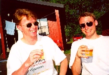 Christofer & Janne h&ouml;r till de
n&ouml;jda grabbarna...