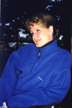 Malin h&auml;rligt tillbakalutad 
i stolen.