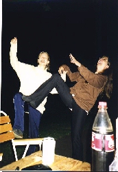 Ulrika och Gabriella utf&ouml;r 
sv&aring;ra balansprov.